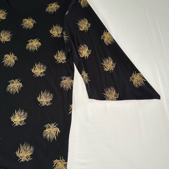 Kaulua’e Hawai’i, Black & Gold v-neck blouse, 3/4 sleeve - Picture 4 of 7